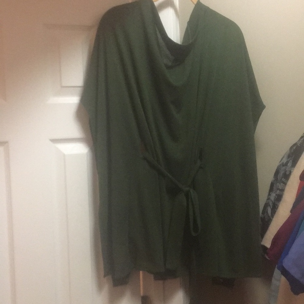 Short-sleeve tie, off the shoulder sweater
